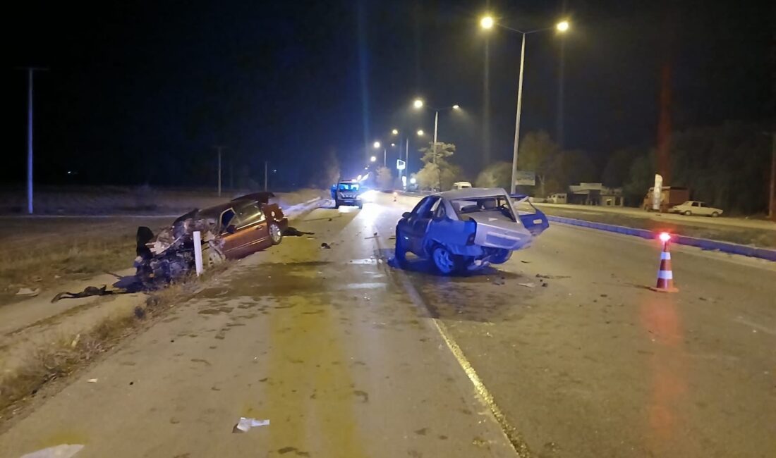 Afyonkarahisar’da iki otomobilin çarpışması sonucu hurdaya dönen araçlarda 5 kişi