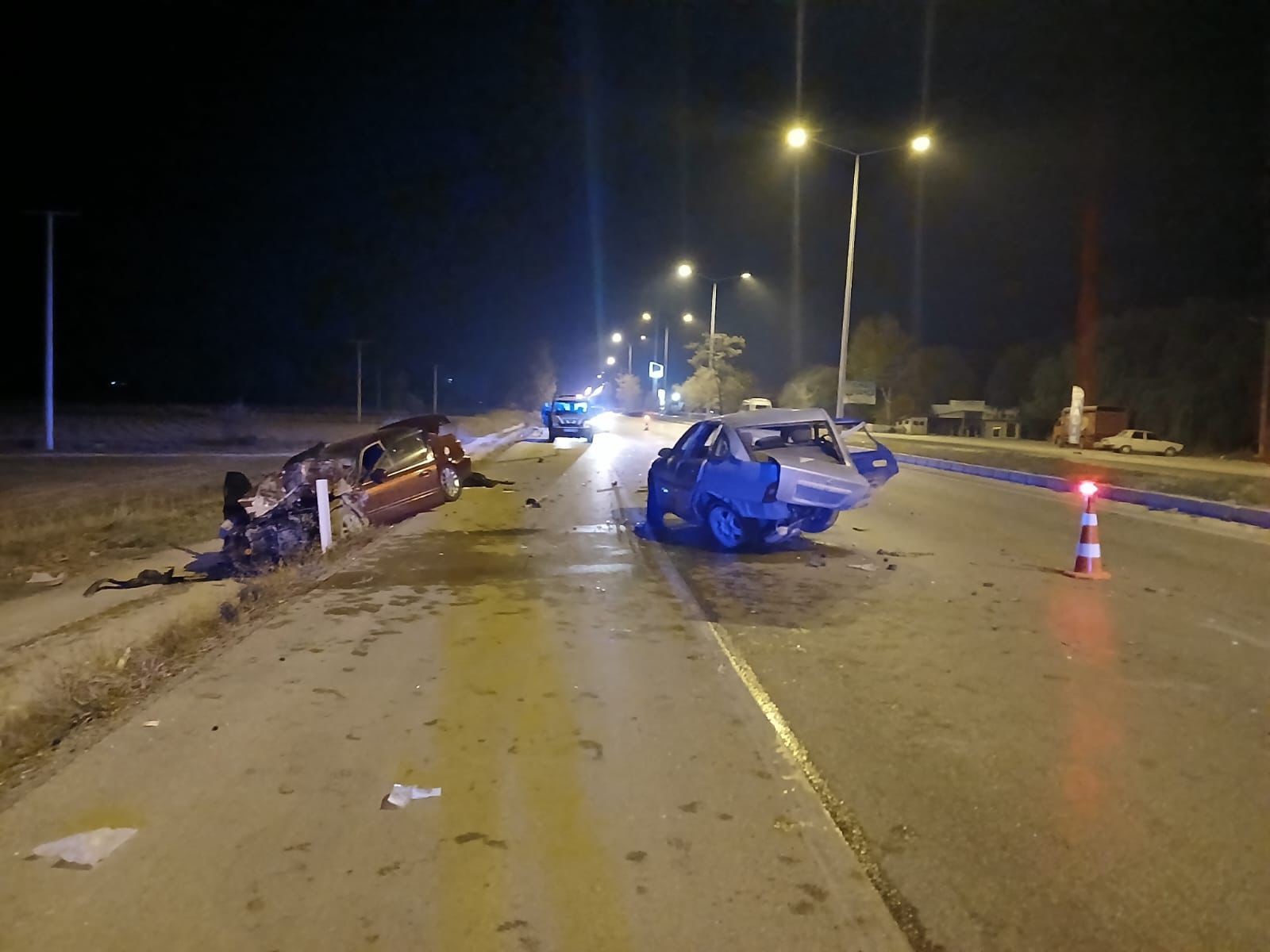 Afyonkarahisar’da iki otomobilin çarpışması sonucu hurdaya dönen araçlarda 5 kişi