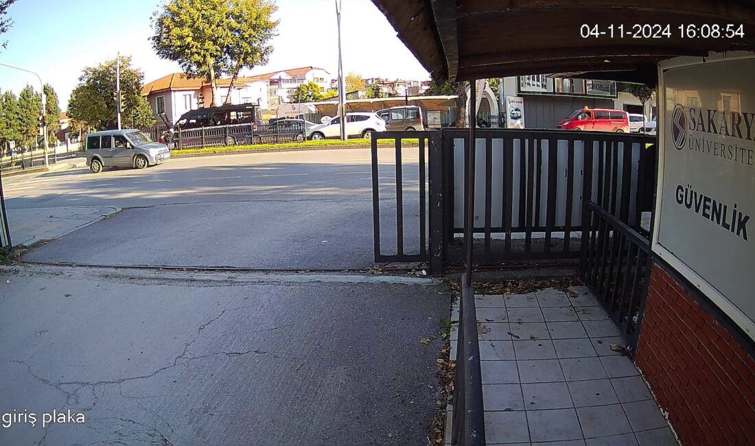 Sakarya’nın Adapazarı ilçesinde park halindeki bir araca çarpıp olay yerinden