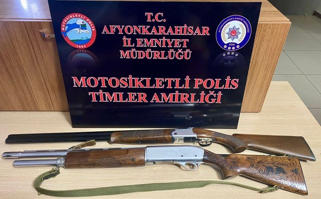 Afyonkarahisar’da polis tarafından düzenlenen ‘şok’ uygulamada aranması bulunan 24 kişi