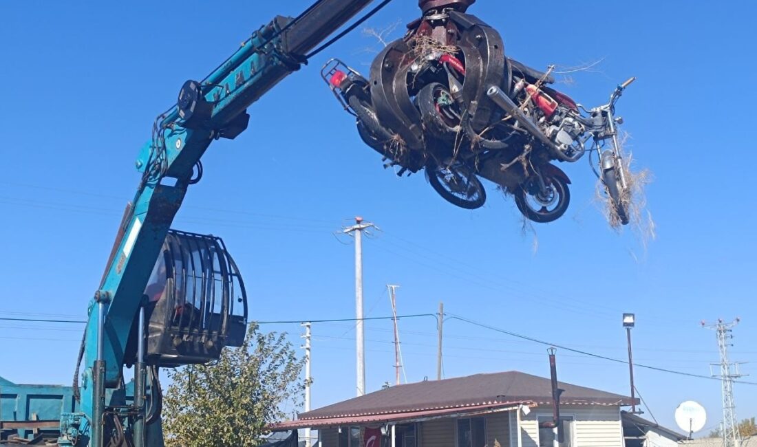 Afyonkarahisar'ın Sandıklı ilçesinde, yediemin otoparkında bekleyen 428 motosiklet ve 4