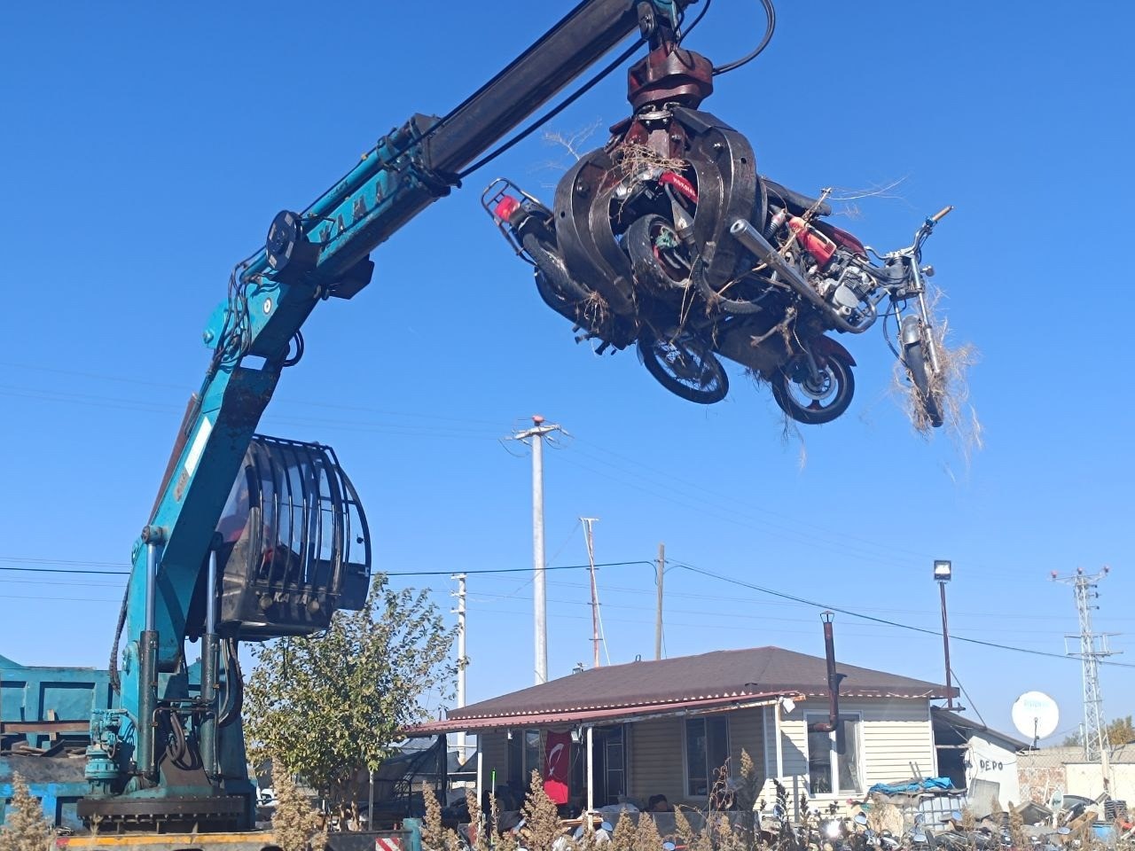 Afyonkarahisar'ın Sandıklı ilçesinde, yediemin otoparkında bekleyen 428 motosiklet ve 4