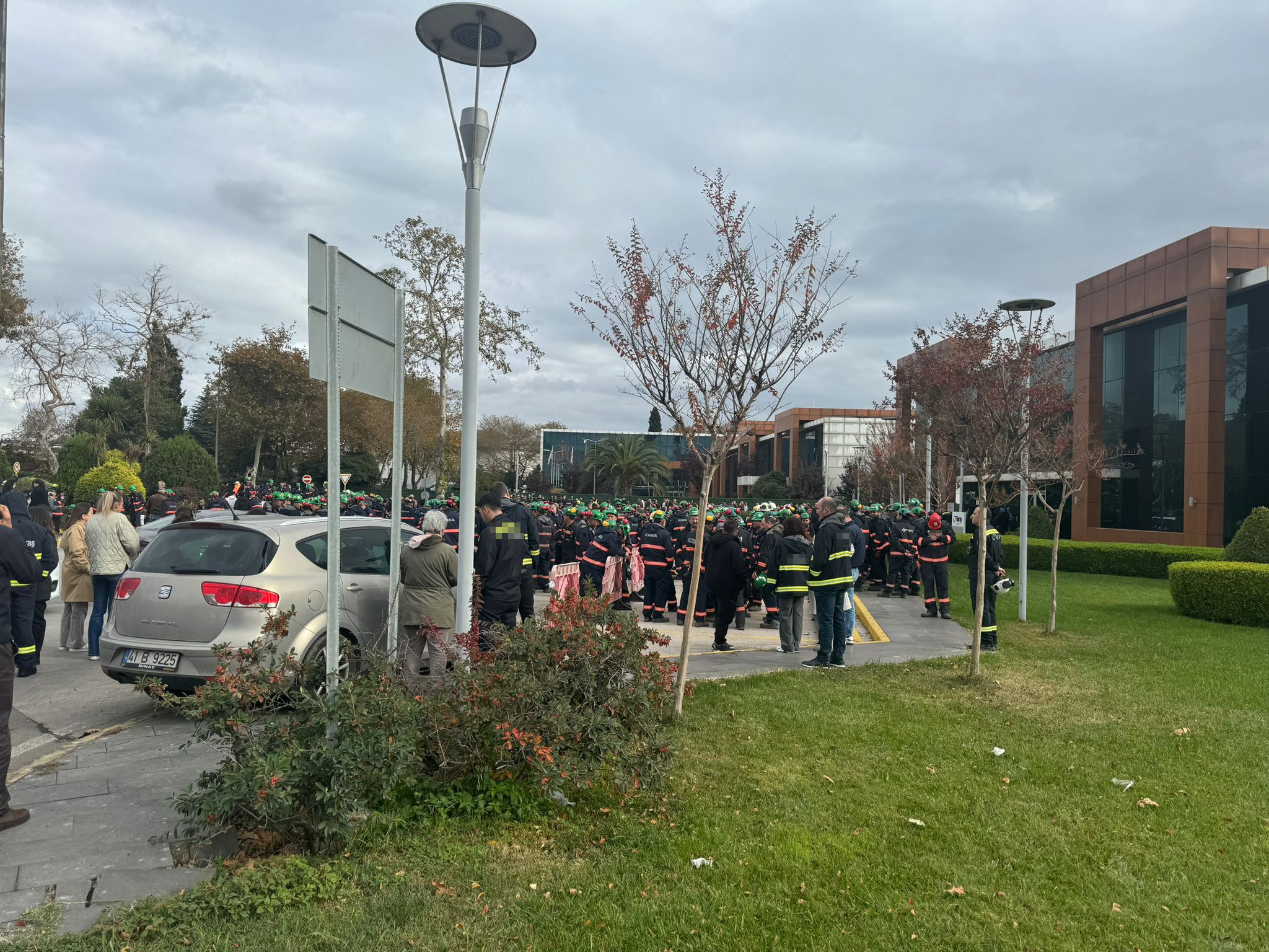 Kocaeli'nin Körfez ilçesinde bulunan bir rafineride şiddetli patlama meydana geldi.