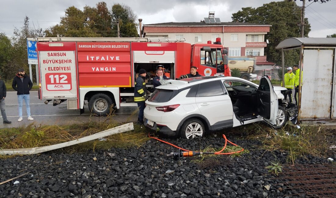 Samsun'un Çarşamba ilçesinde kontrolden çıkan otomobilin bariyere çarptığı kazada cami