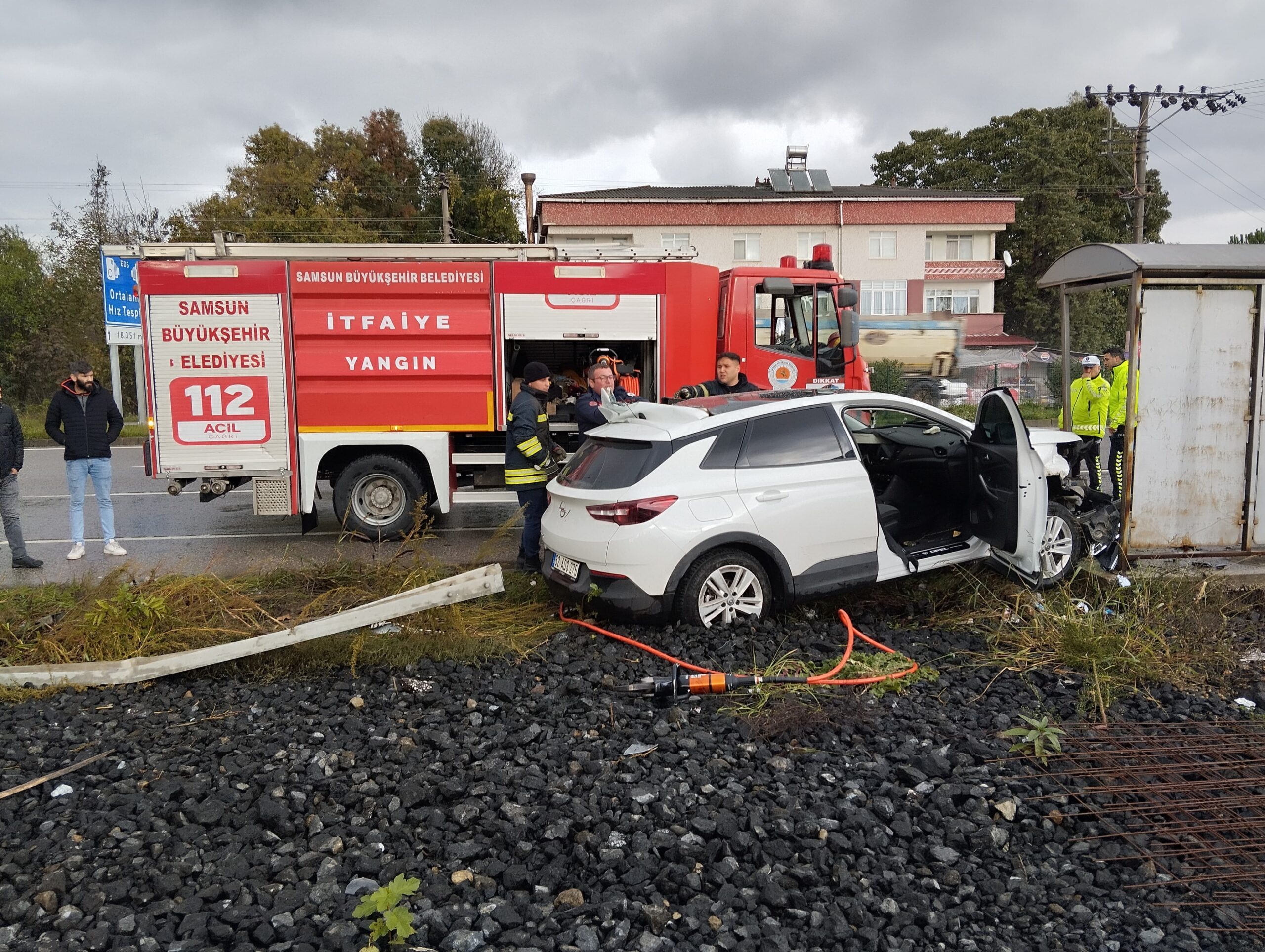 Samsun'un Çarşamba ilçesinde kontrolden çıkan otomobilin bariyere çarptığı kazada cami
