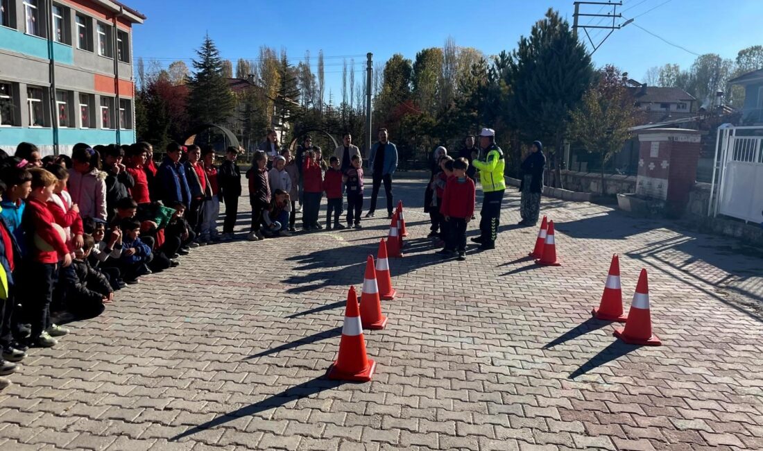 Afyonkarahisar’da jandarma ekipleri 75 öğrenciye güvenli trafik eğitimi verdi.