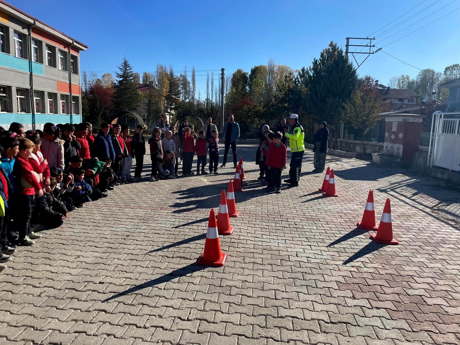 Afyonkarahisar’da jandarma ekipleri 75 öğrenciye güvenli trafik eğitimi verdi.