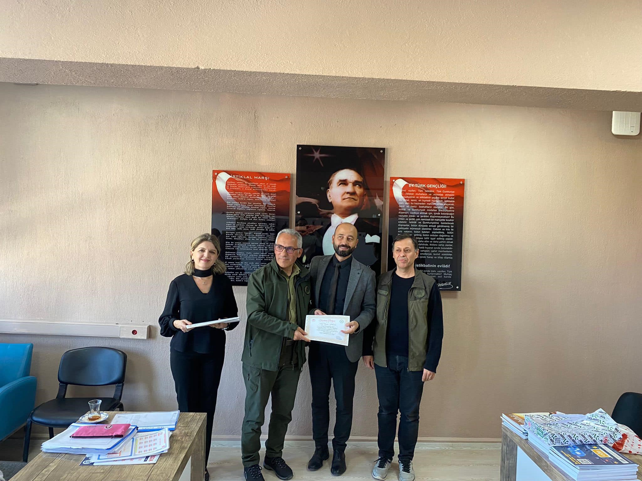 Afyonkarahisar’da şehitliğin bakım ve onarımını gerçekleştiren lise öğrencisi ve öğretmenlere