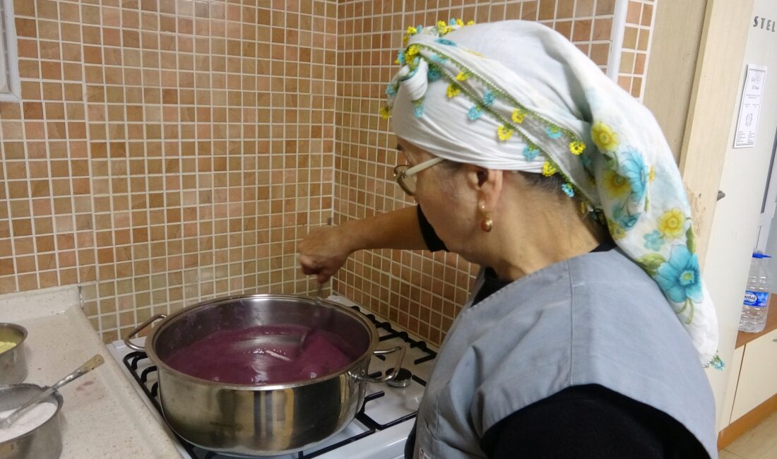  Giresun’un geleneksel tatlarından biri olan ve kokulu üzüm şırasından yapılan