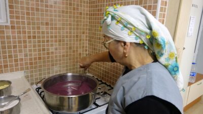  Giresun’un geleneksel tatlarından biri olan ve kokulu üzüm şırasından yapılan