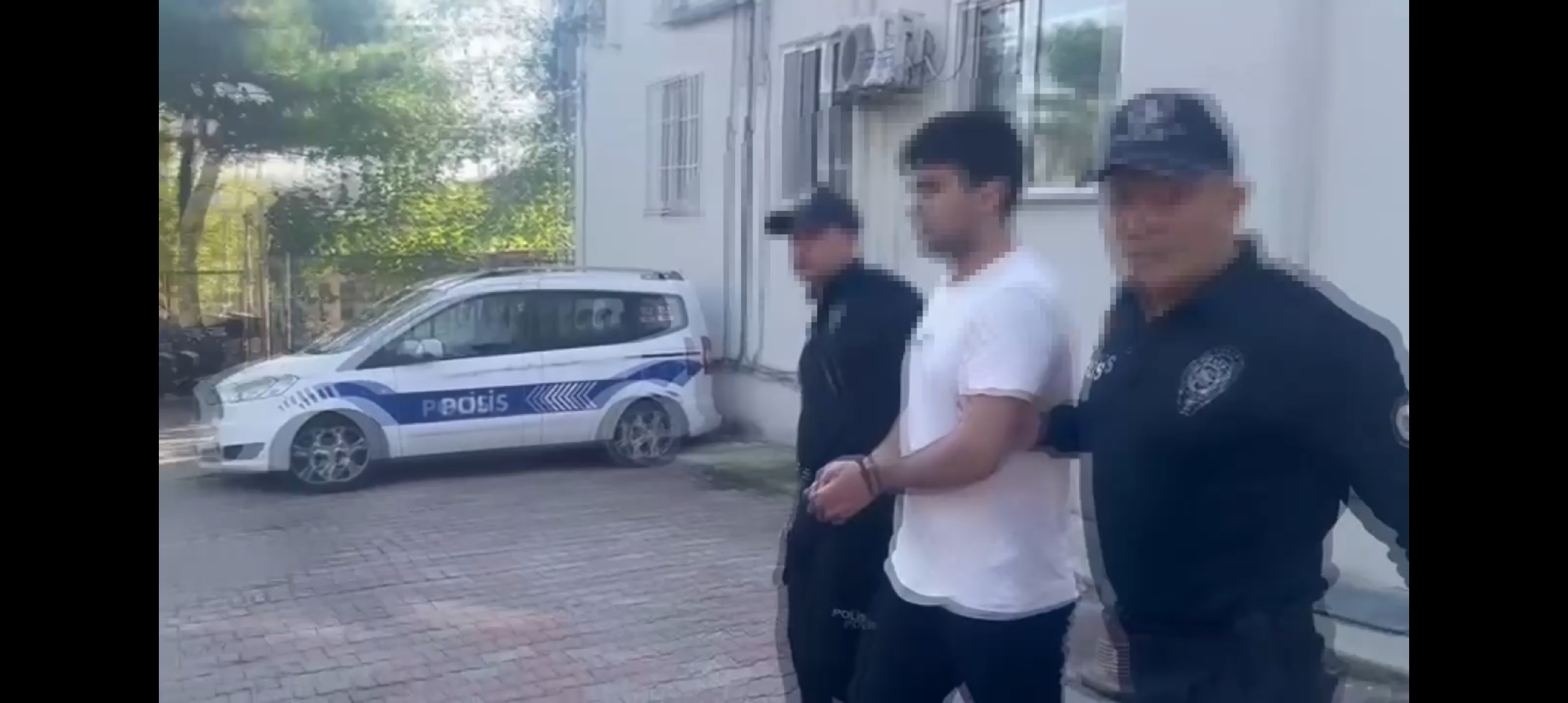 İstanbul’un Tuzla ilçesinde, bir alışveriş merkezinin otoparkında oyun oynayan 7
