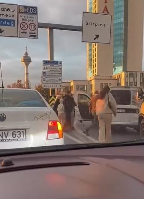 Magandalar trafikte sopalarla birbirlerine saldırdılar İstanbul Esenyurt’ta E-5 karayolu yan yolda sürücülerin yol verme kavgası