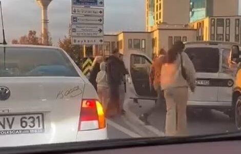 İstanbul Esenyurt’ta E-5 karayolu yan yolda sürücülerin yol verme kavgası