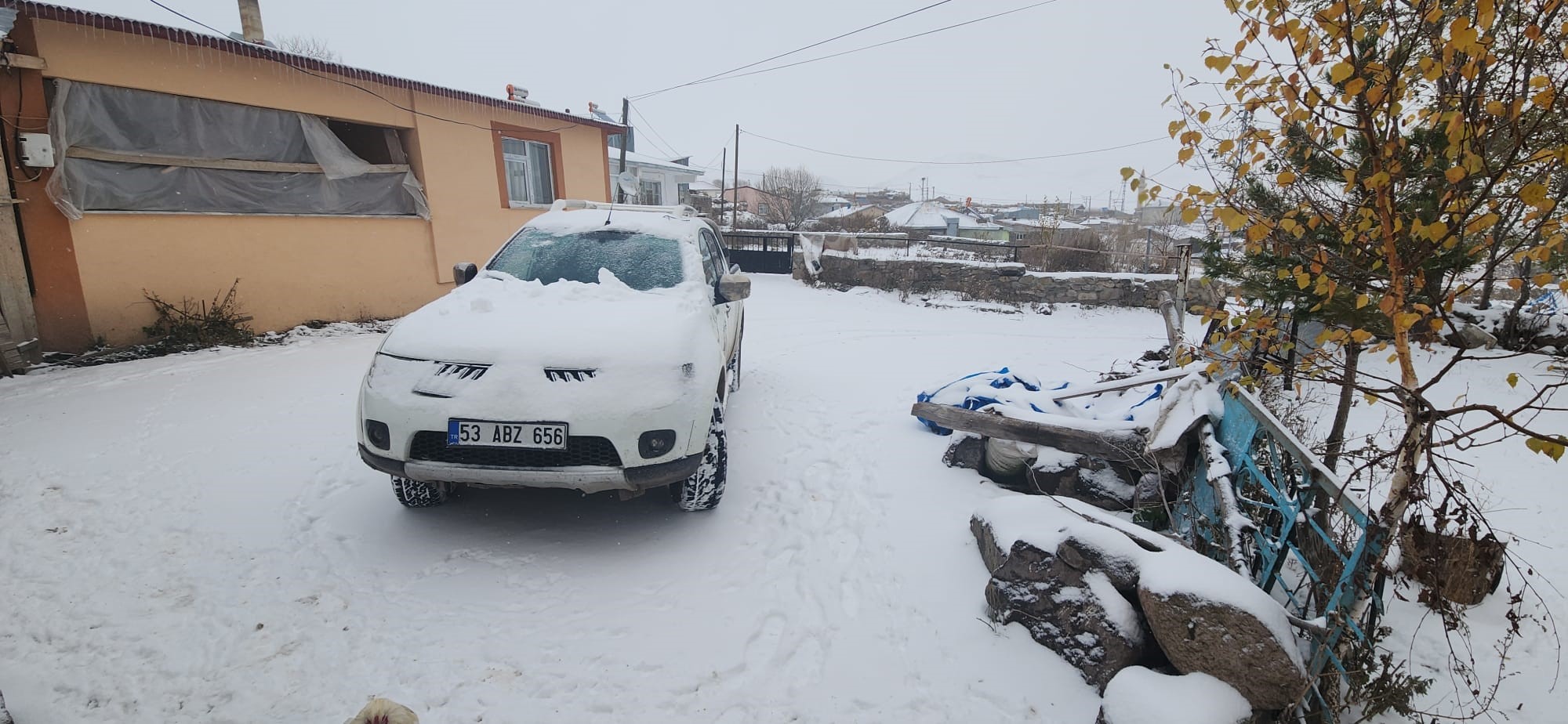 Ardahan merkeze bağlı Çataldere köyünde kar yağışı devam ediyor. Kar
