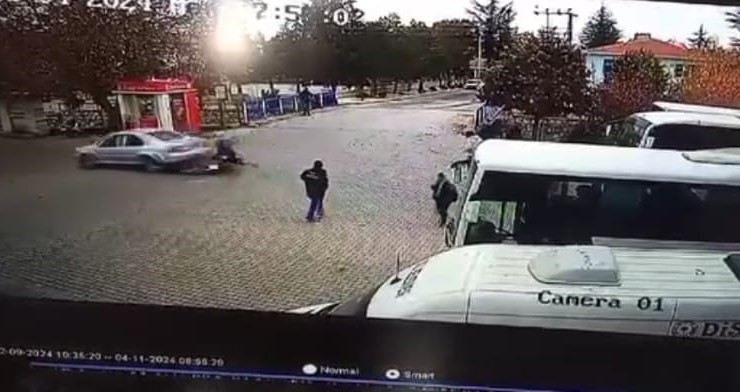 Afyonkarahisar’da otomobile çarpan motosikletli kazayı hafif yaralı atlatırken, kaza anı