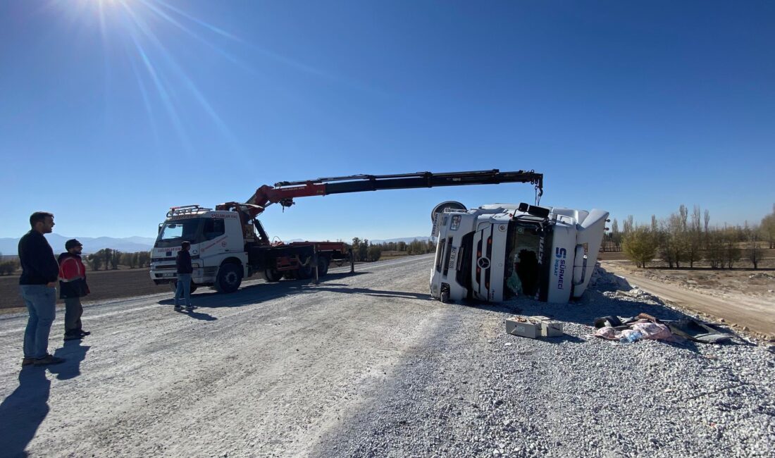 Afyonkarahisar’da lastiği patladıktan sonra yol kenarına devrilen tırın sürücüsü yaralanırken,