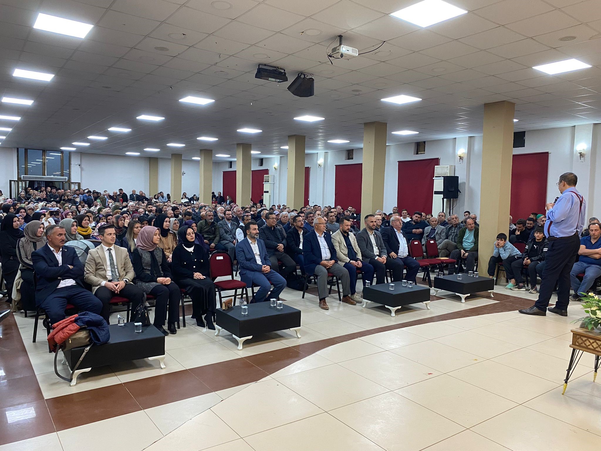 Yazar Hayati İnanç, Afyonkarahisar Dazkırı İlçe Müftülüğü tarafından düzenlenen söyleşi programına