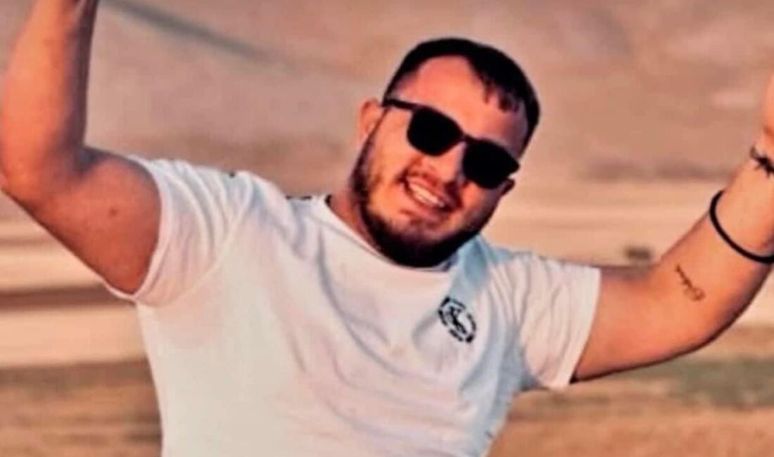 Niğde’nin Bor ilçesinde Atatürk büstüne çarpan otomobilin sürücüsü hayatını kaybetti.