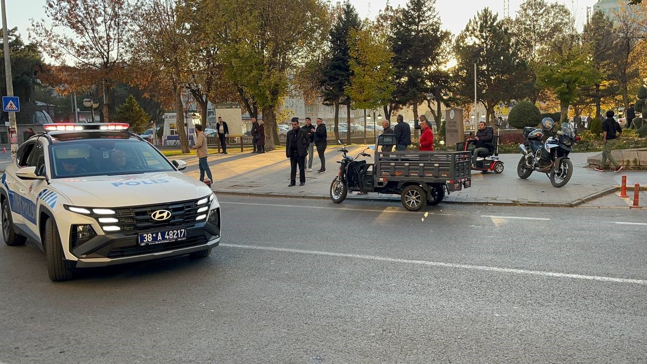Kayseri'nin Kocasinan ilçesinde bir kişiyi bıçakla yaralayan 2 kişi, kaçtıkları