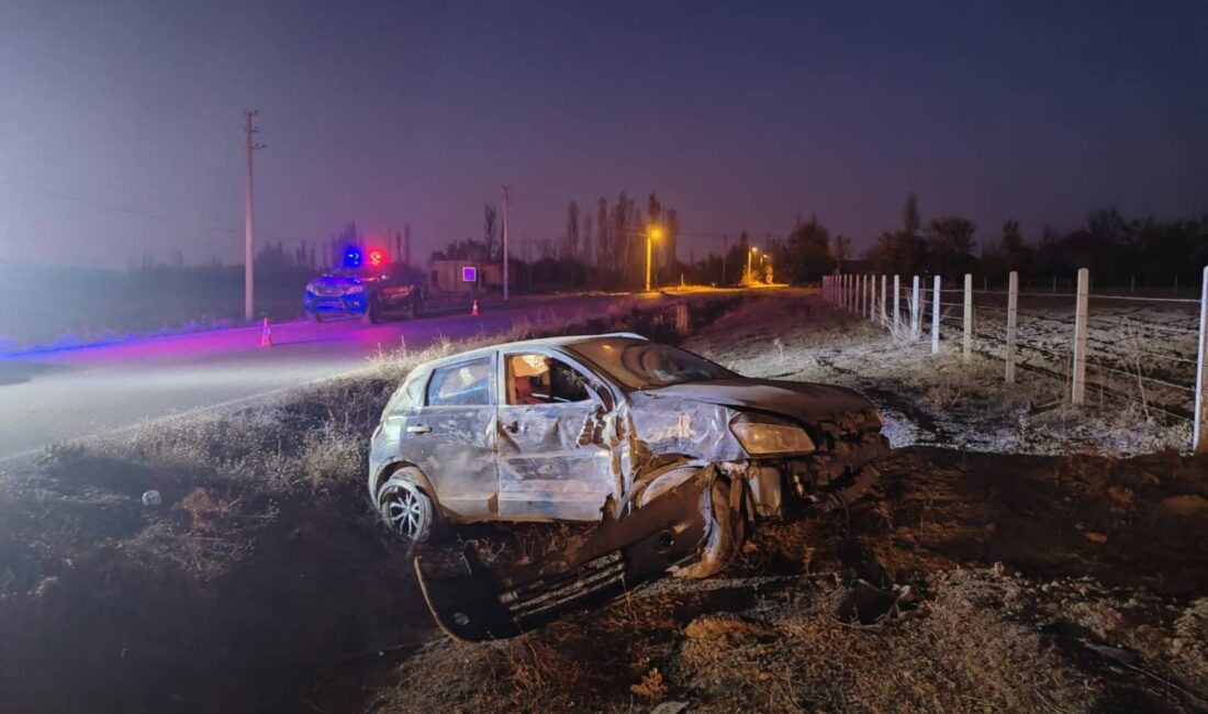 Afyonkarahisar’da iki otomobilin çarpıştığı ve araçların hurdaya döndüğü kazada 4
