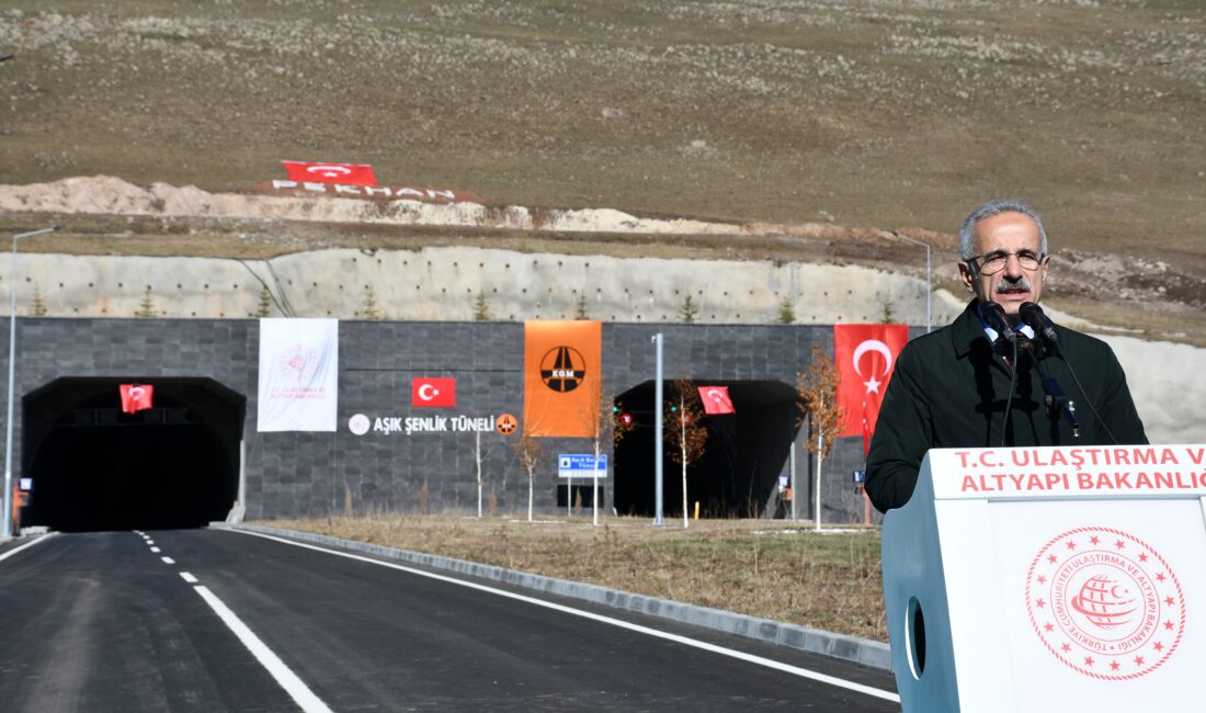 Ulaştırma ve Altyapı Bakanı Abdulkadir Uraloğlu, Aşık Şenlik Tüneli’nin hizmete