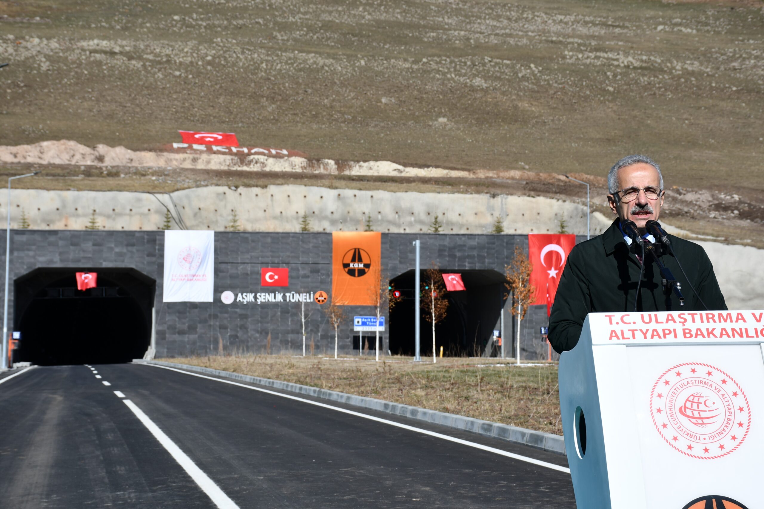 Ulaştırma ve Altyapı Bakanı Abdulkadir Uraloğlu, Aşık Şenlik Tüneli’nin hizmete