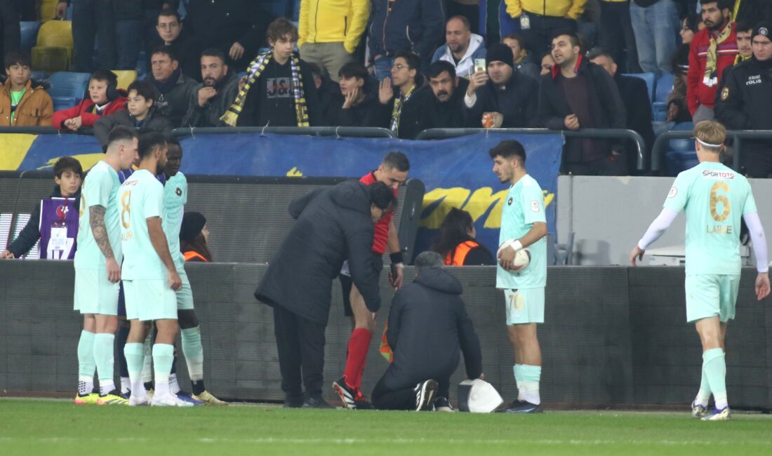 MKE Ankaragücü’nün Esenler Erokspor’u konuk ettiği maçta yan hakemin sakatlaması