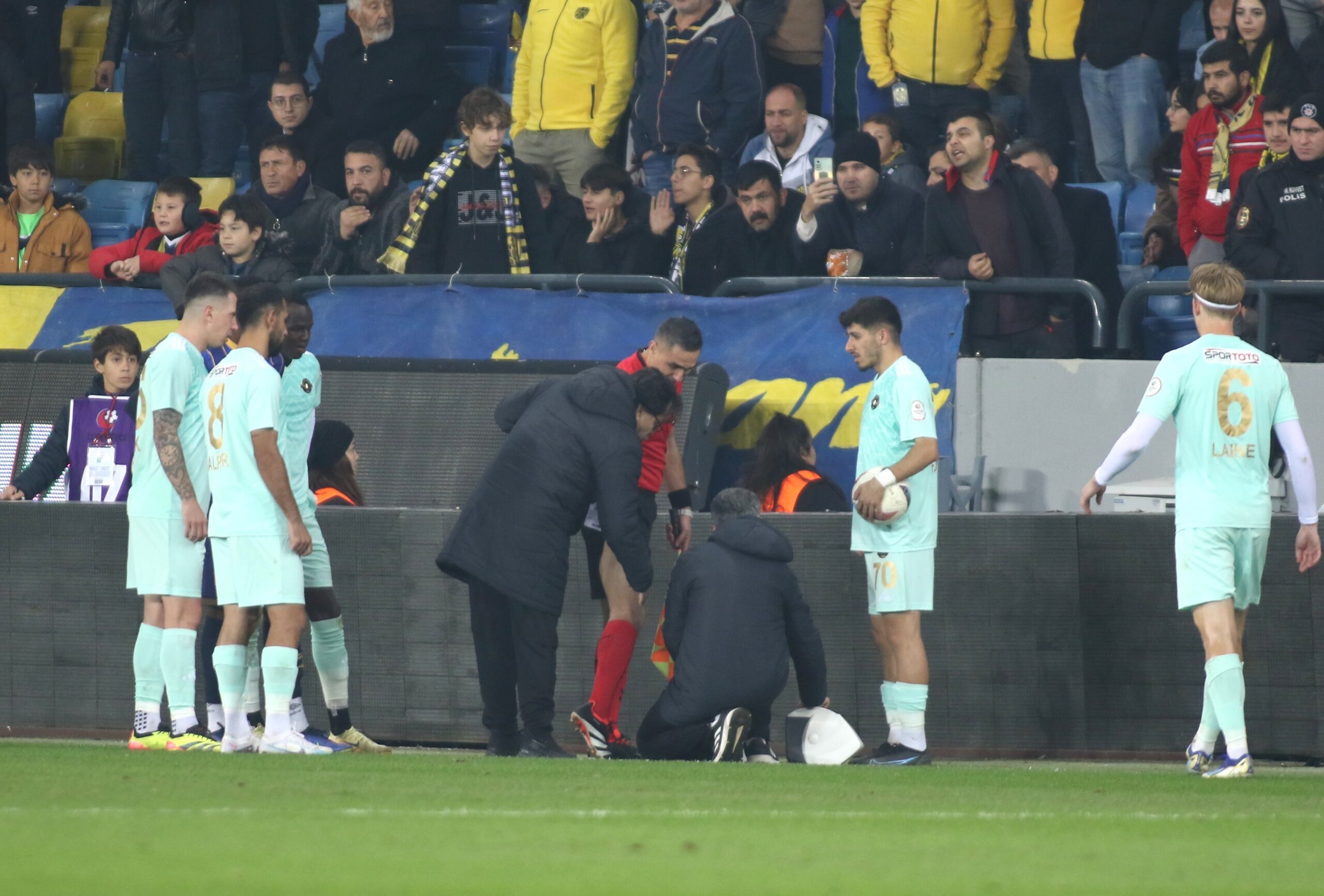 MKE Ankaragücü’nün Esenler Erokspor’u konuk ettiği maçta yan hakemin sakatlaması