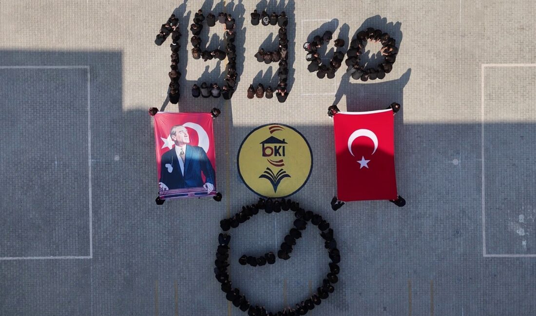 Öğrencilerden mest eden ‘09.05’ ve ‘1938’ koreografisi Hatay’da lise öğrencilerinin, Türkiye Cumhuriyeti’nin kurucusu Gazi Mustafa Kemal Atatürk’ün