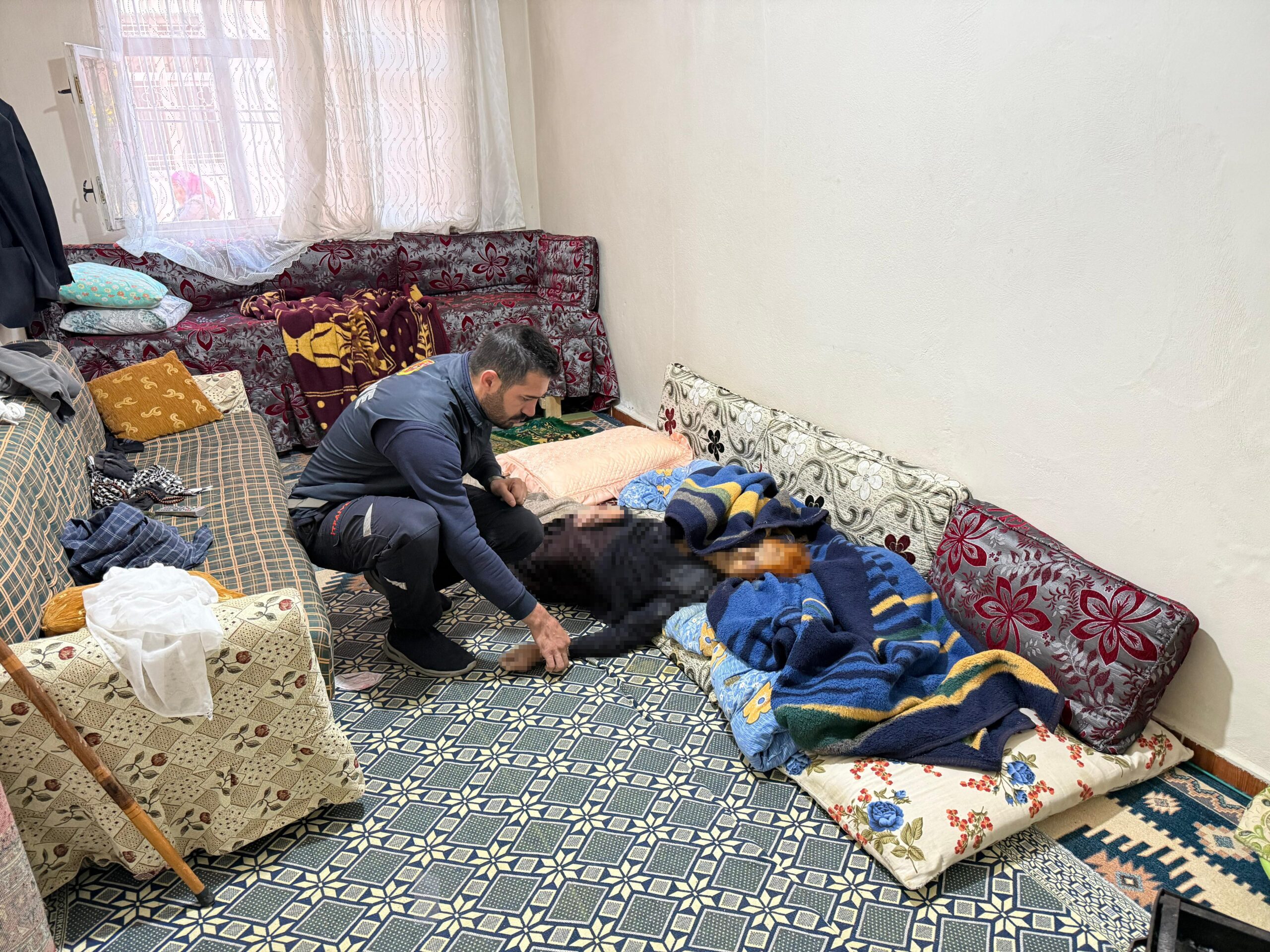 Diyarbakır'ın Ergani ilçesinde ısınmak için evin içine mangal bırakan yaşlı