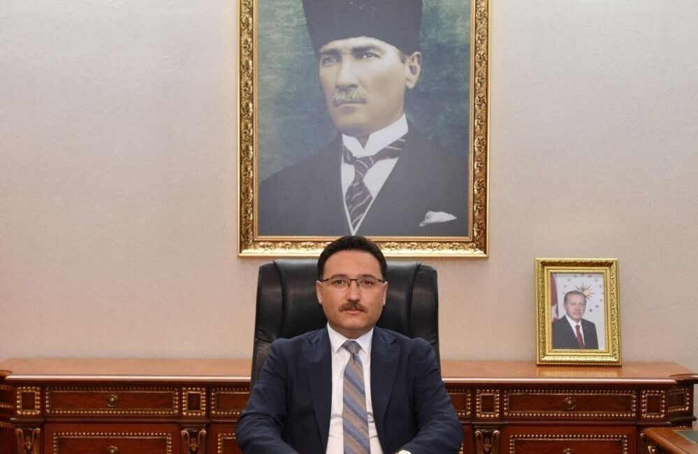 Vali Çiçek: “Atatürk; yaktığı bağımsızlık meşalesiyle tarihe ışık tutmuştur” Kayseri Valisi Gökmen Çiçek; 10 Kasım Atatürk’ü Anma Günü dolayısıyla