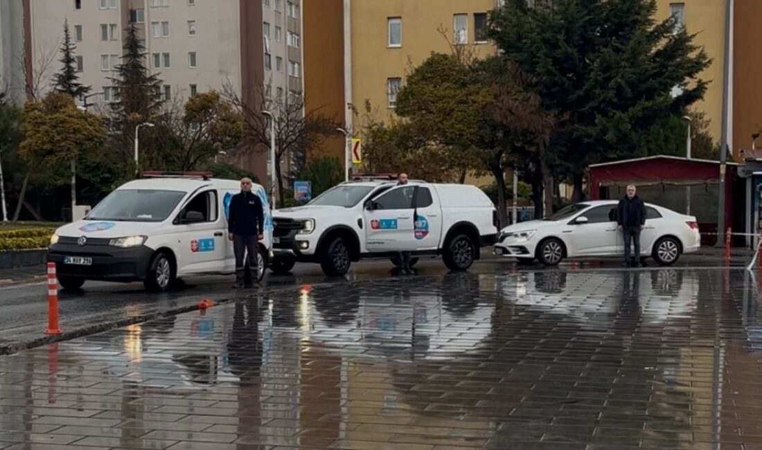 Gazi Mustafa Kemal Atatürk'ün hayata gözlerini yumduğu 09.05'te E-5 karayolunda