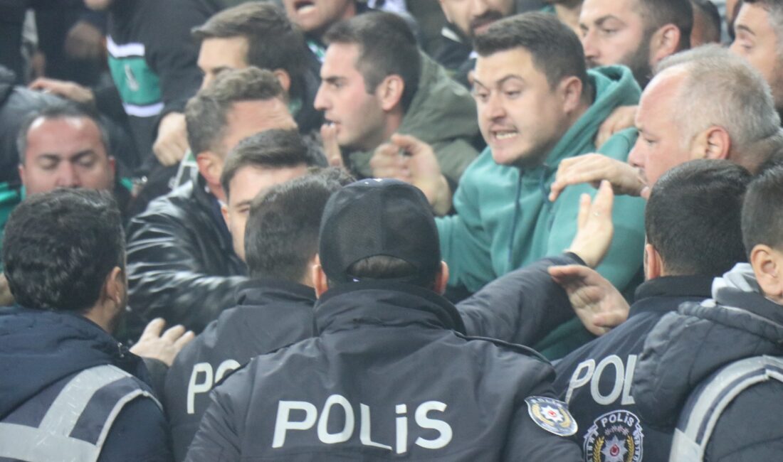 Sakaryaspor-Kocaelispor maçında ortalık karıştı, maç 15 dakika uzadı Trendyol 1. Lig’in 12. haftasında Sakaryaspor sahasında karşılaştığı Kocaelispor’a 1-0