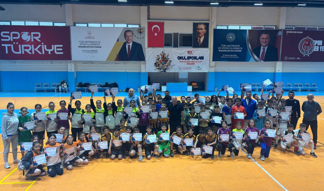 Hentbol müsabakaları sona erdi! Afyonkarahisar’da 10 Kasım Atatürk’ü Anma Günü dolayısıyla Çiğiltepe Spor Salonu’nda