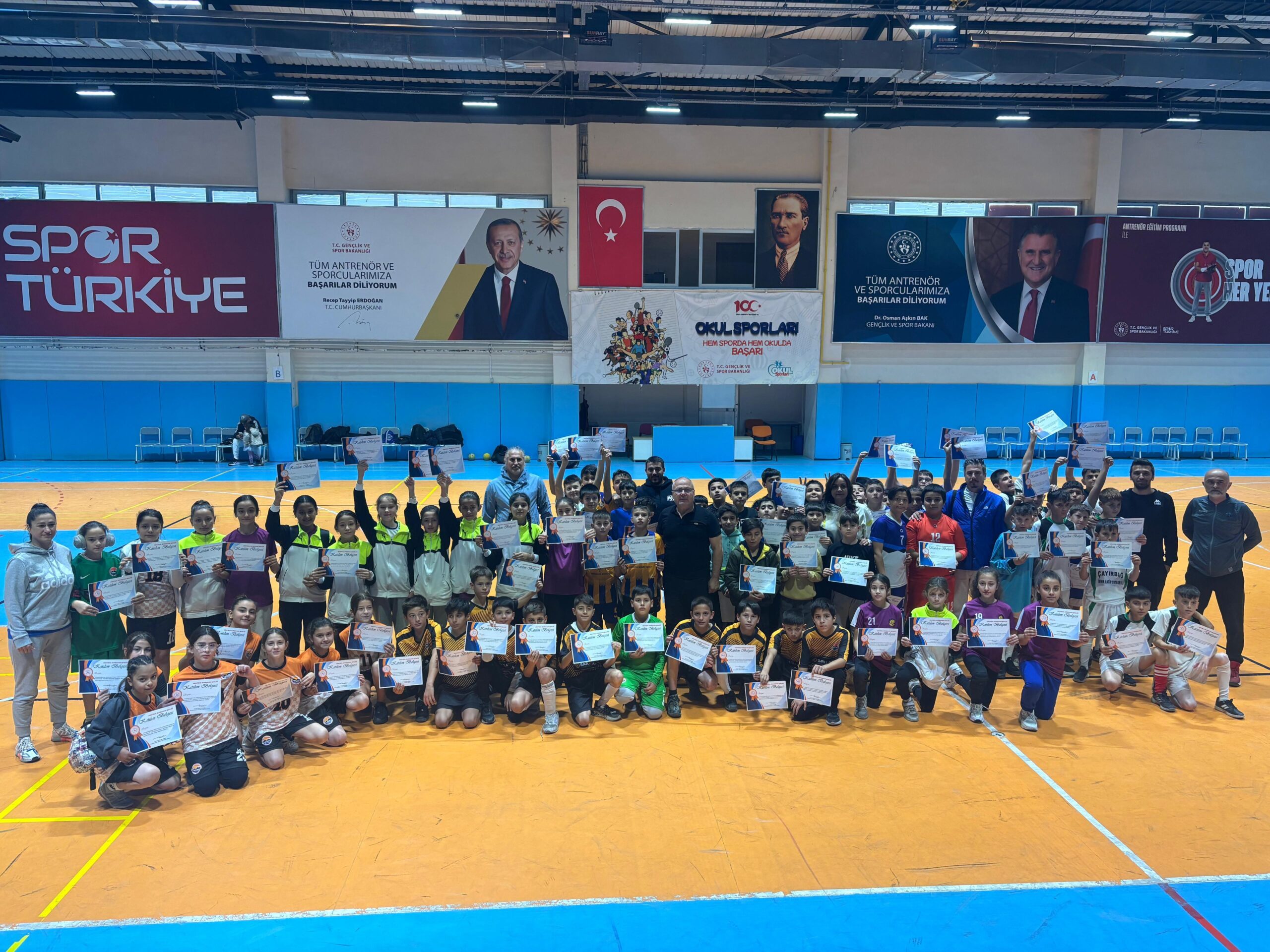 Afyonkarahisar’da 10 Kasım Atatürk’ü Anma Günü dolayısıyla Çiğiltepe Spor Salonu’nda