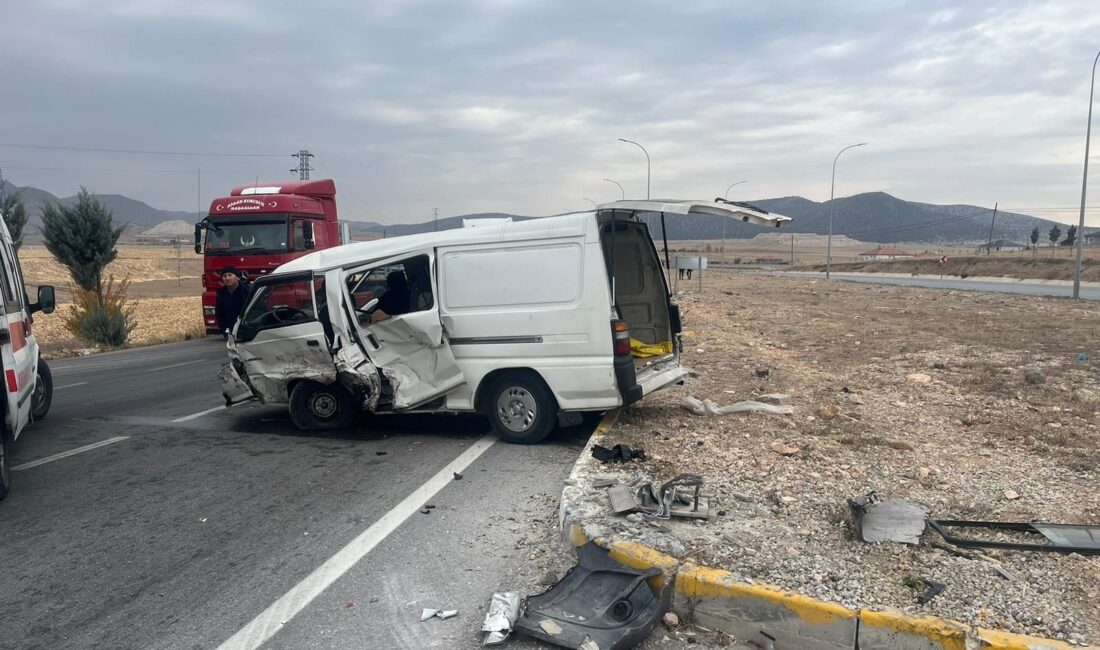 Afyonkarahisar’ın Emirdağ ilçesinde, Tezköy-Çatallı kavşağında kontrolden çıkarak refüje çarpan minibüste