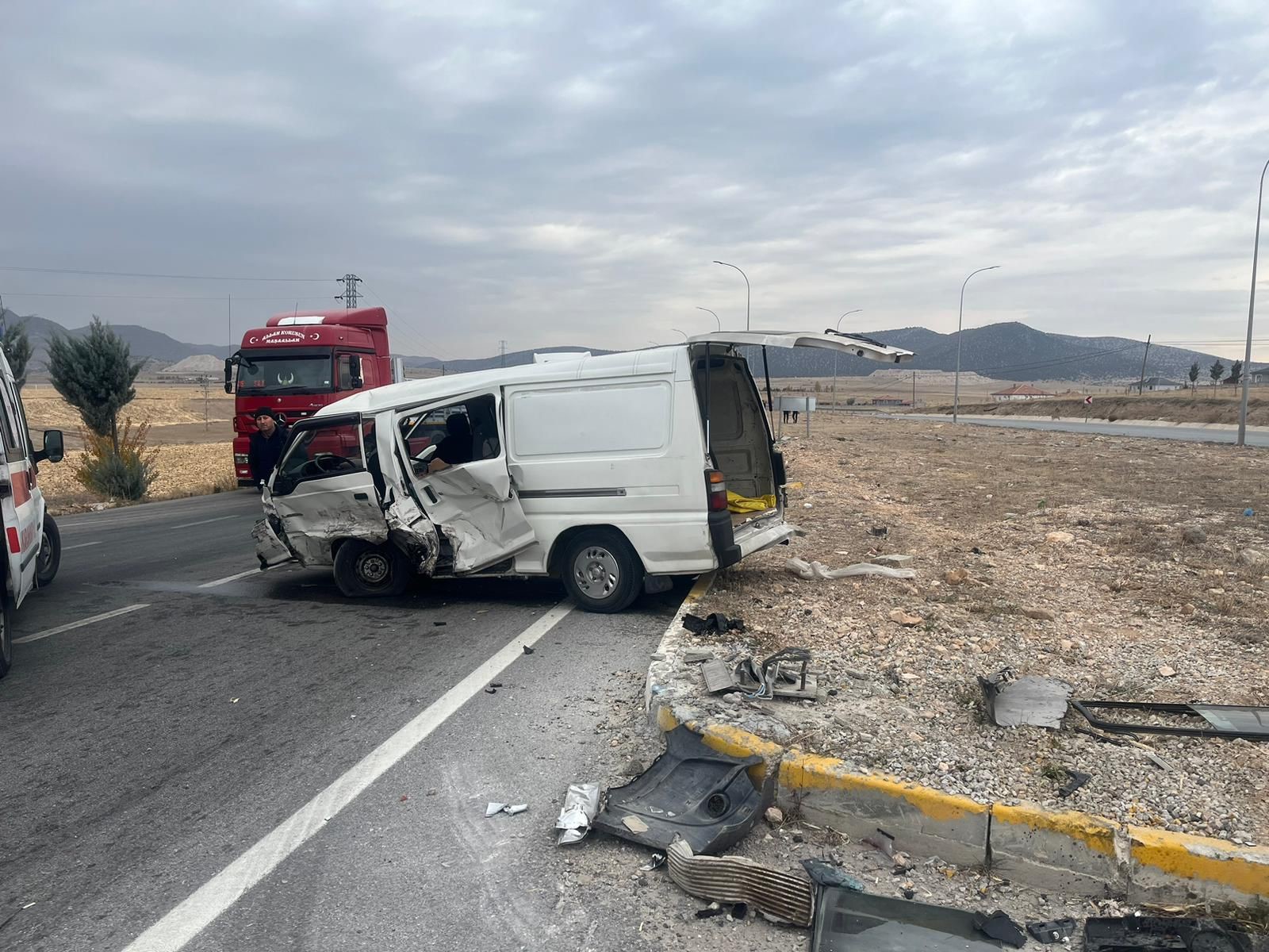 Afyonkarahisar’ın Emirdağ ilçesinde, Tezköy-Çatallı kavşağında kontrolden çıkarak refüje çarpan minibüste