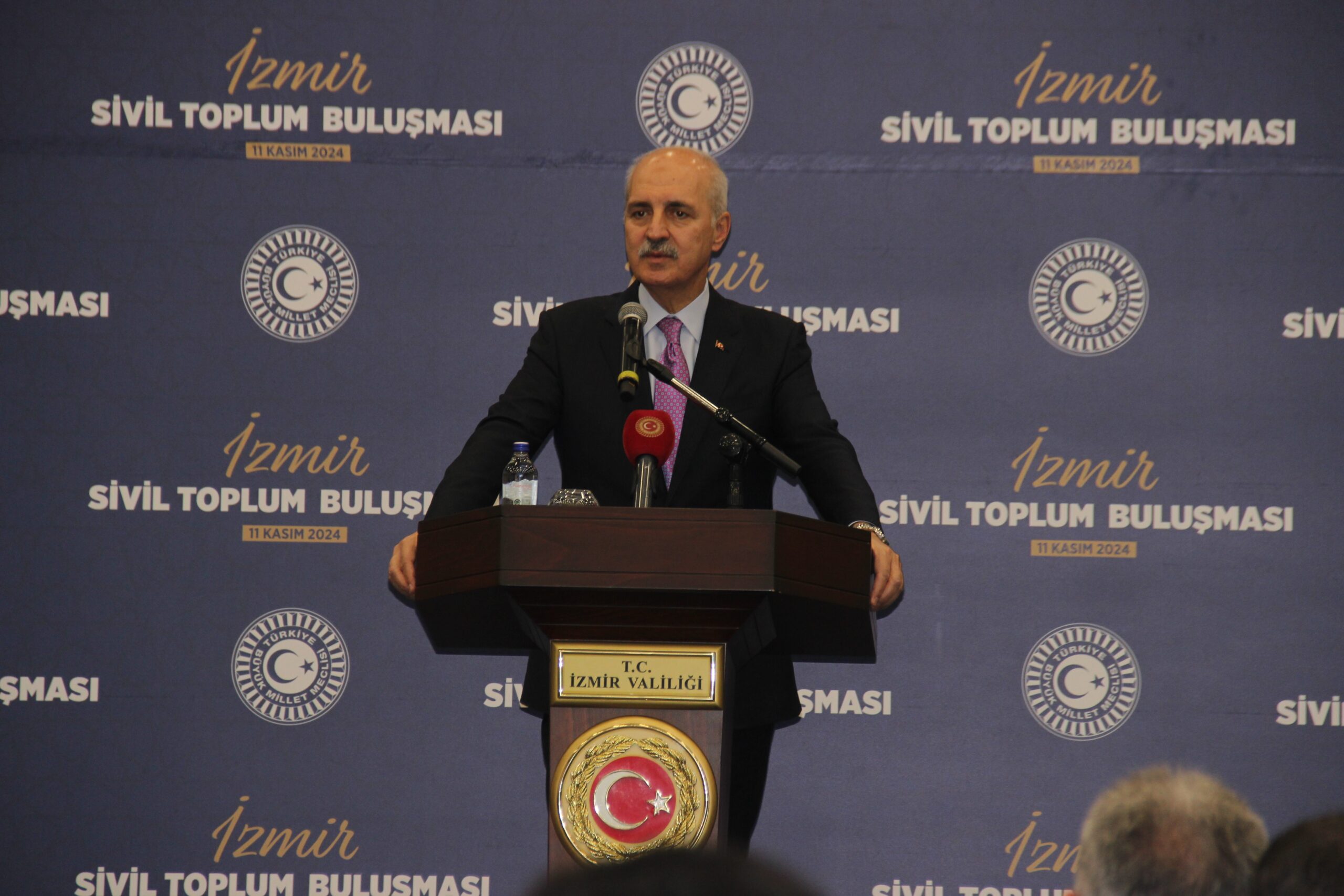 İzmir’de sivil toplum buluşmasında konuşan Türkiye Büyük Millet Meclisi (TBMM)