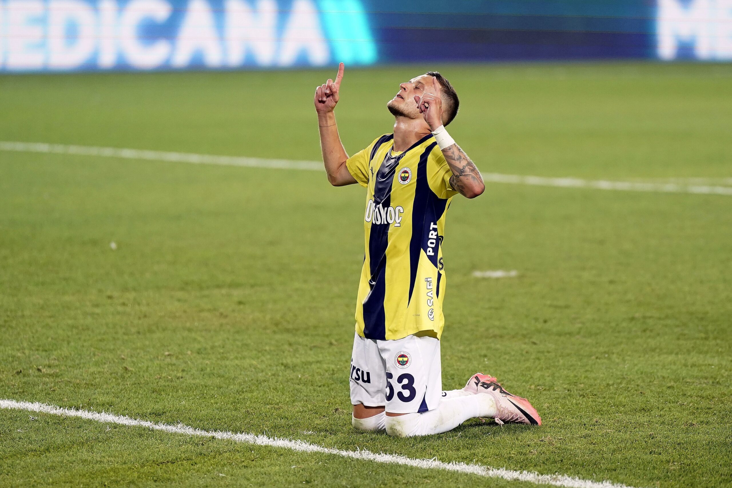 Fenerbahçe’nin Polonyalı futbolcusu Sebastian Szymanski, geçen sezonki başarılı performansını aratıyor.