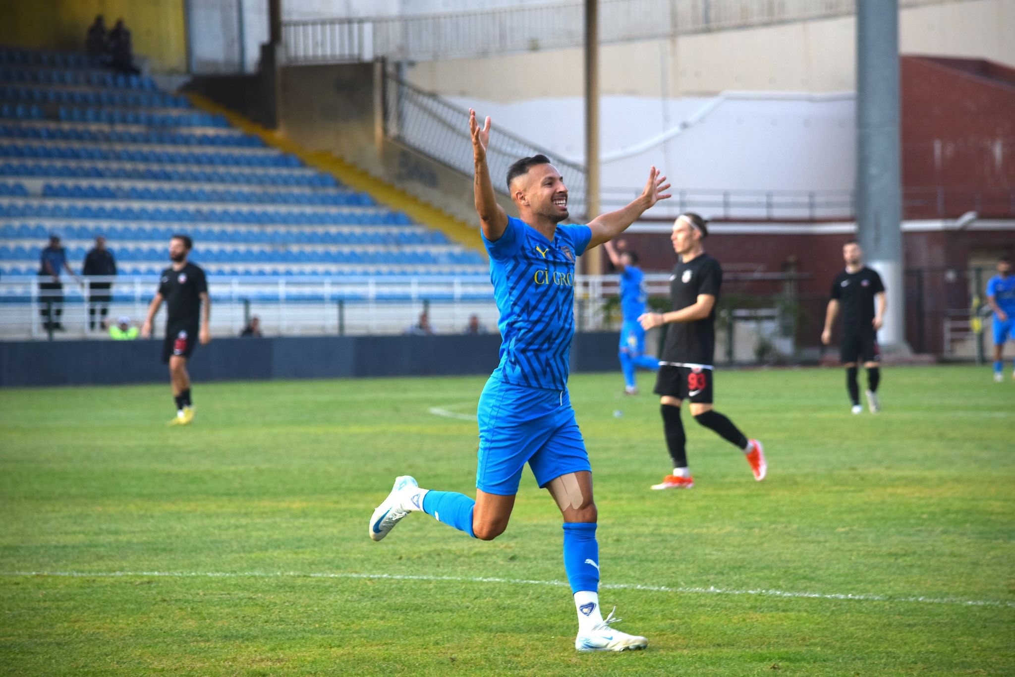 Bucaspor 1928’in 37 yaşındaki kanat oyuncusu Yasin Öztekin, bu sezon