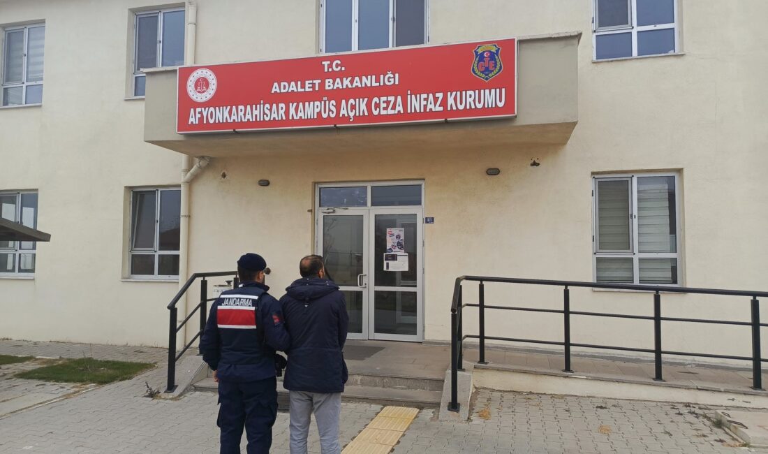 Afyonkarahisar’da 15 Yıl Hapisle Aranan Uyuşturucu Tüccarı Jandarma Tarafından Yakalandı Madde ticareti yapma suçundan 15 yıl 2 ay hapis cezası