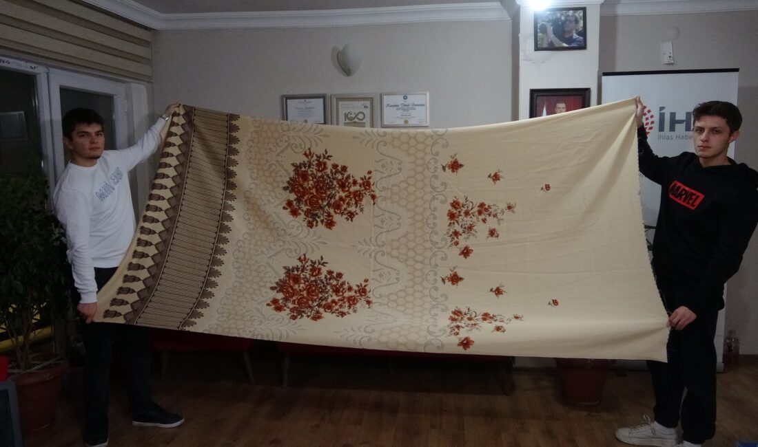 Sivas’ta yaşayan Salih Erdoğan, anneannesinden kalma 70 yıllık nostaljik perdeleri