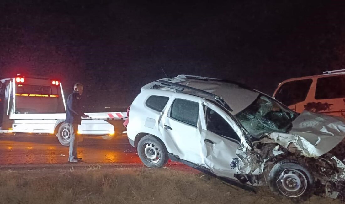Afyonkarahisar’da 2 otomobilin çarpışması sonucu meydana gelen trafik kazasında sürücüler