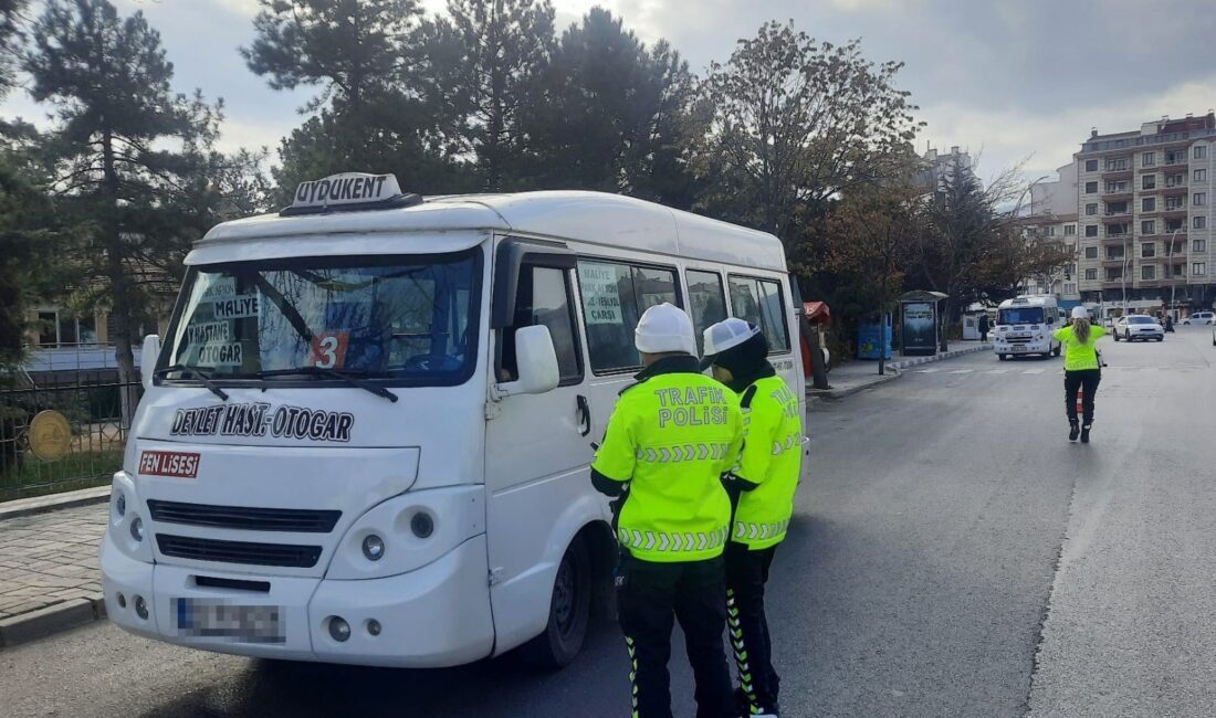 2024 yılında denetlenen dolmuş sürücülerinin 3’de birine trafik cezası kesildi Afyonkarahisar’da polis tarafından 2024 yılı içerisinde toplu taşımada faaliyet gösteren