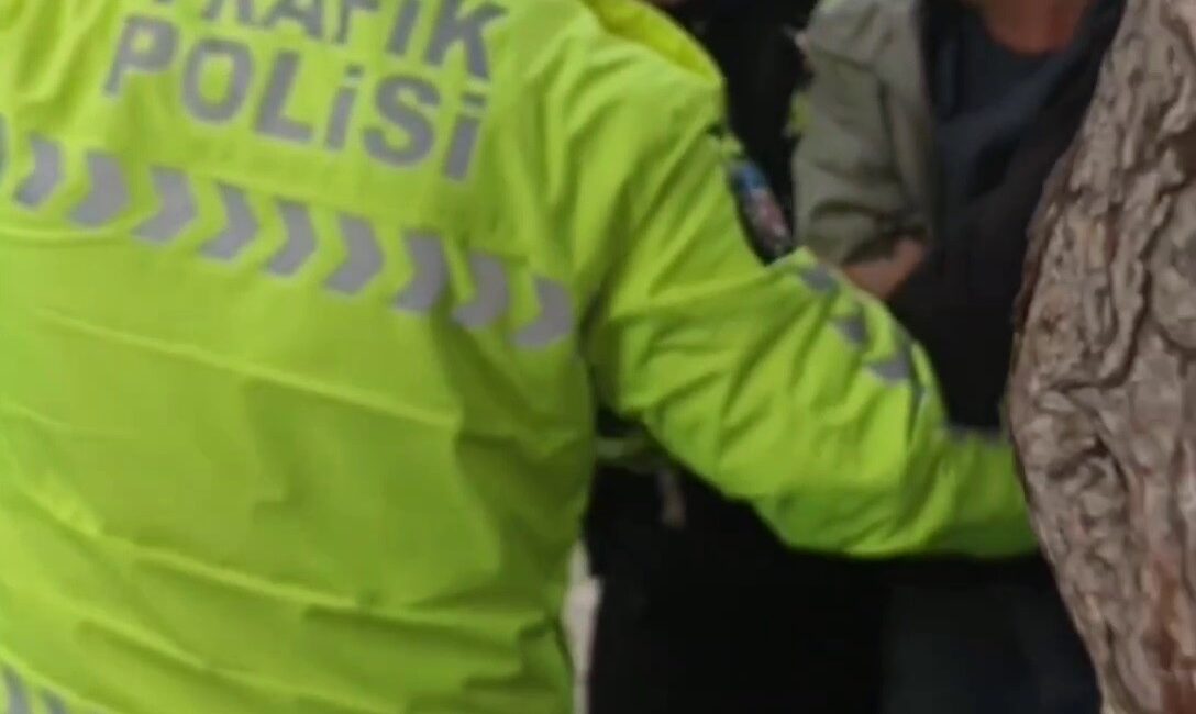  Bursa'nın Orhangazi ilçesinde motosikletlileri denetleyen polis ekipleri, plakasız gezen bir