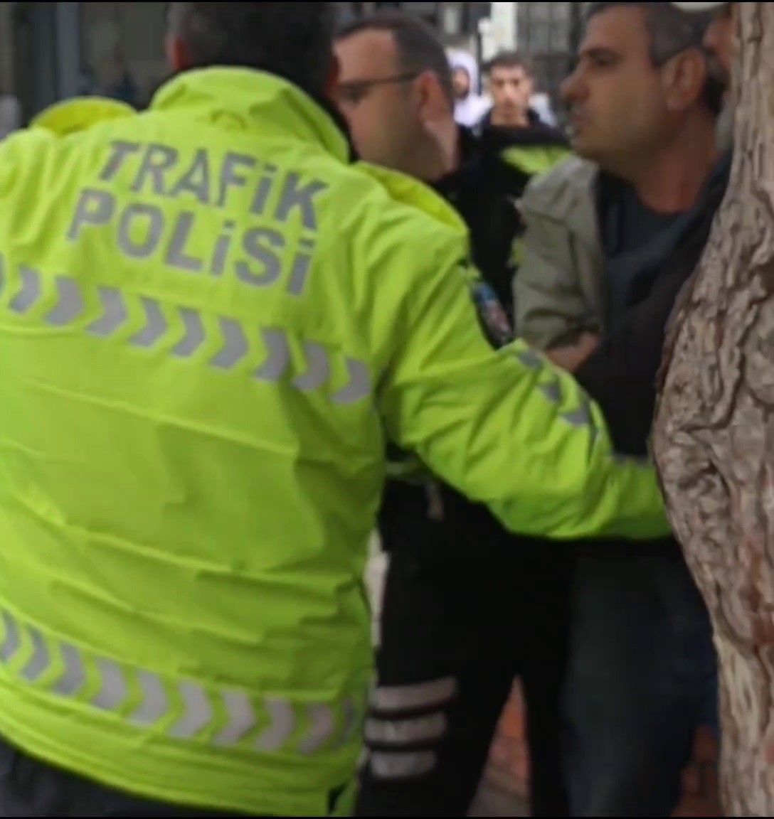  Bursa'nın Orhangazi ilçesinde motosikletlileri denetleyen polis ekipleri, plakasız gezen bir