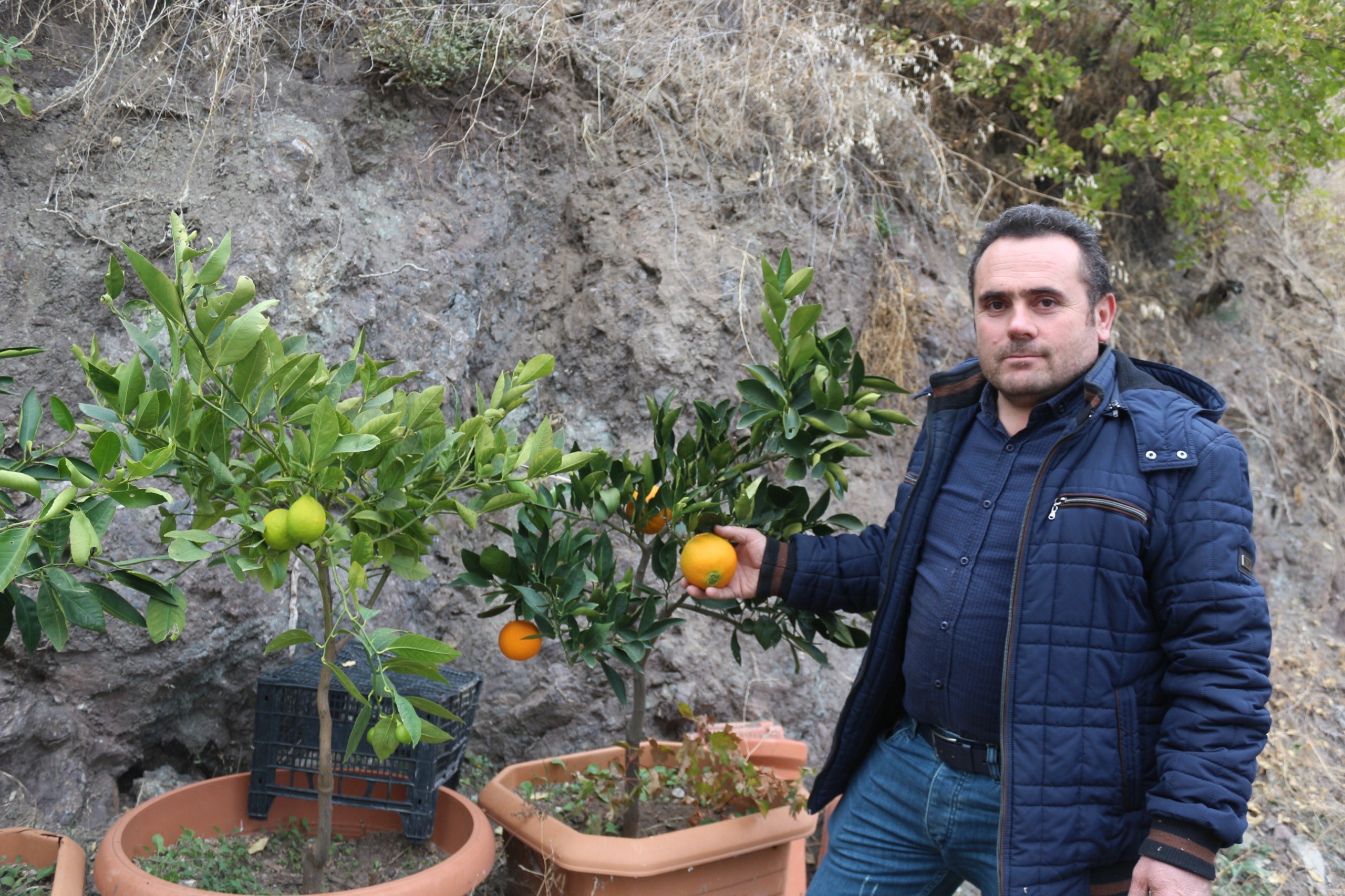 Çorum'un Oğuzlar ilçesinde yaşayan 44 yaşındaki marangoz, karasal iklimin yaşandığı