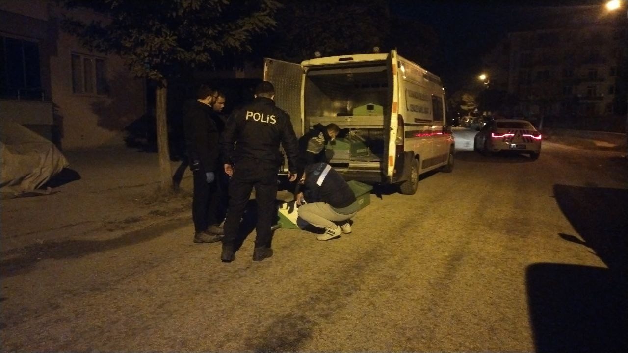 Çorum'un Osmancık ilçesinde psikolojik sorunları bulunan kadın, gece yarısı evini