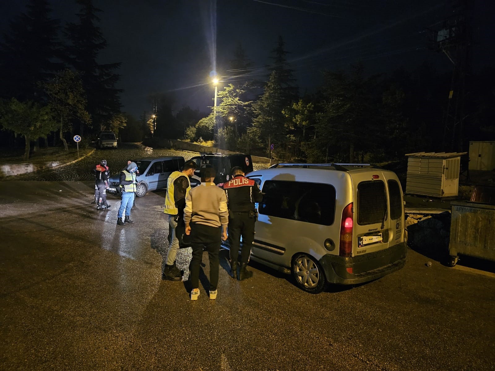 Afyonkarahisar’da polis tarafından mesirelik alanlara yönelik yapılan denetimlerin devam ettiği
