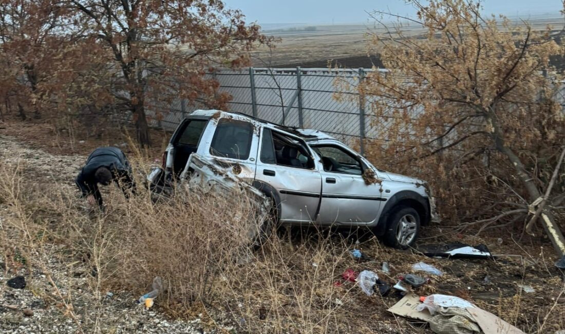 İki aracın çarpışması sonucu meydana gelen kazada iki kişi yaralandı. Afyonkarahisar’da iki otomobilin çarpıştığı trafik kazasında 2 kişi yaralandı.